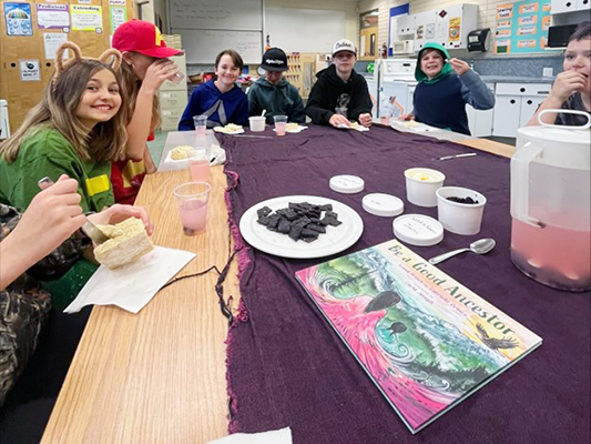 group-of-kids-eating