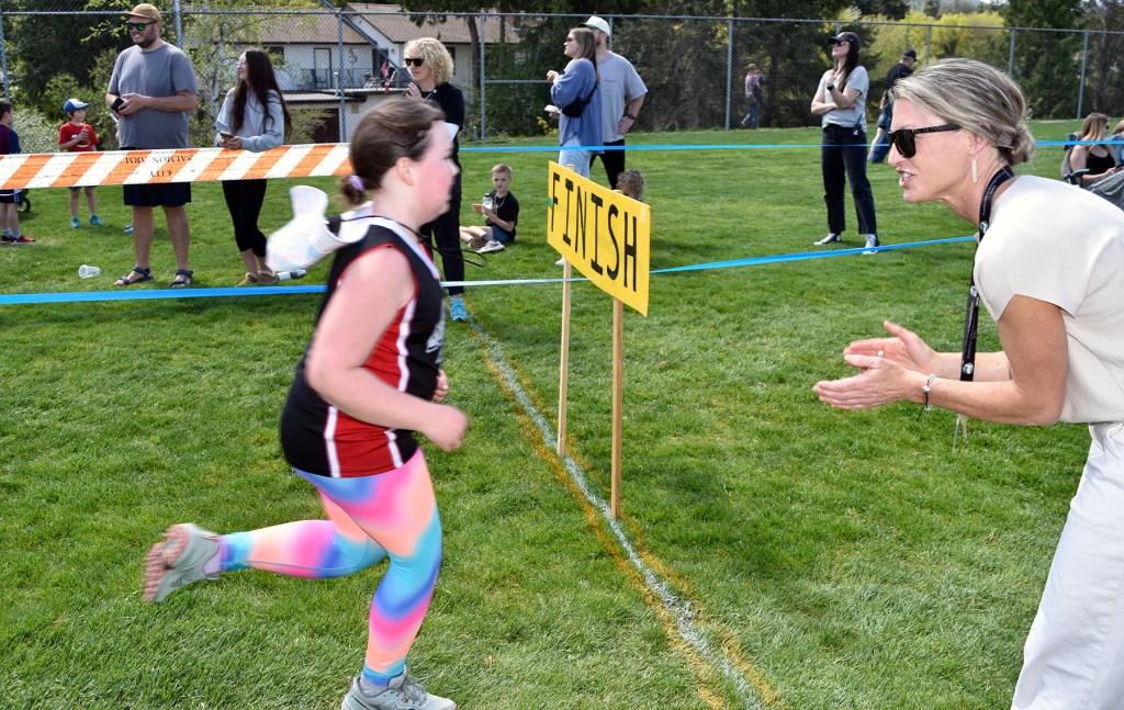Kyla-encouraging-at-finish