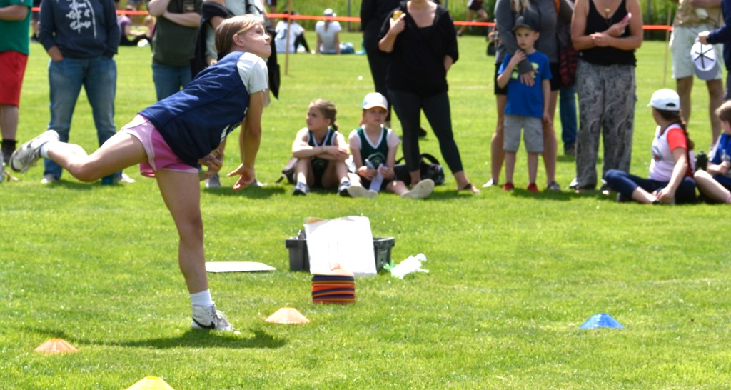 girls-ball-throw4