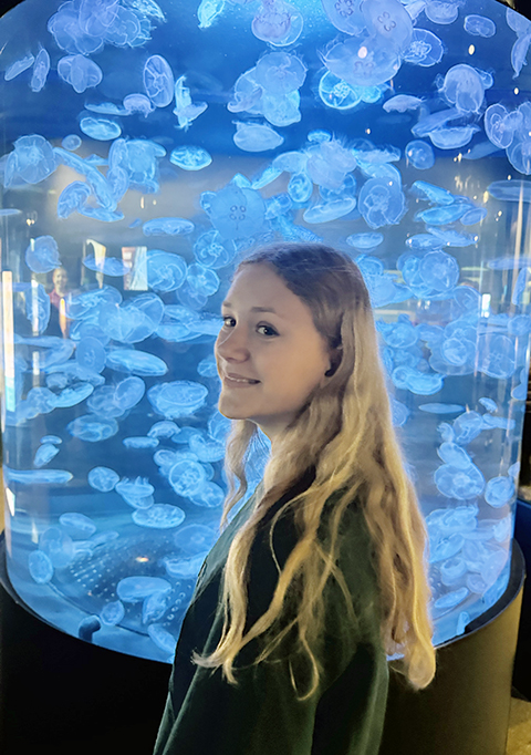Julia-Couch-at-aquarium