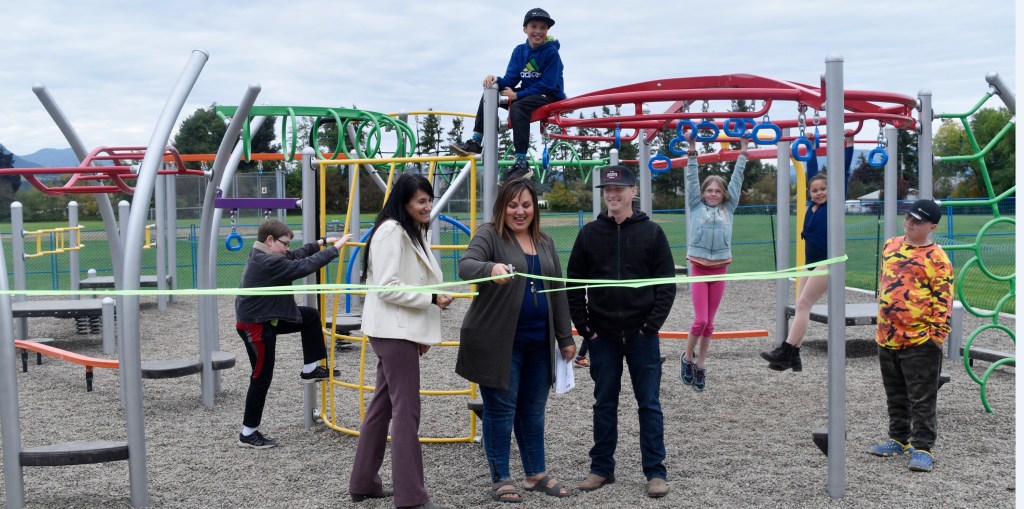 Ribbon-Cutting-Len-Wood