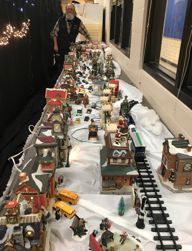 table-with-xmas-village