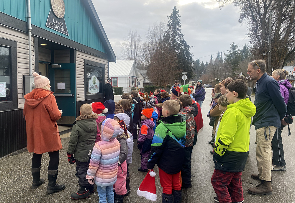 NC-students-carolling