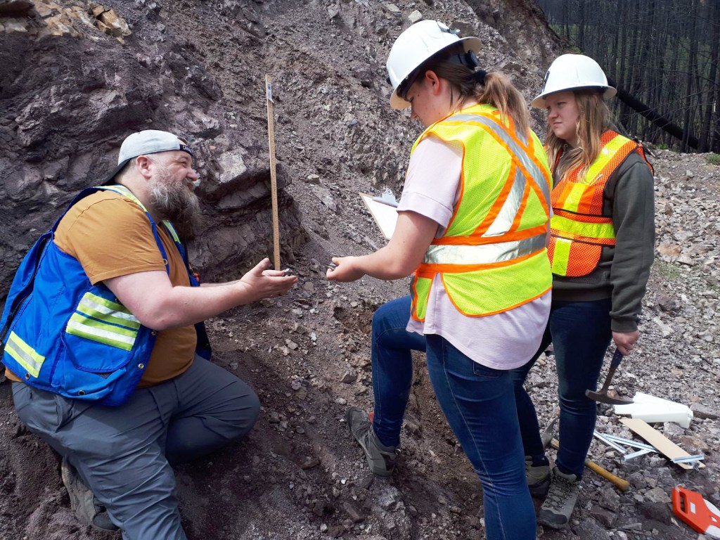geologist-with-students