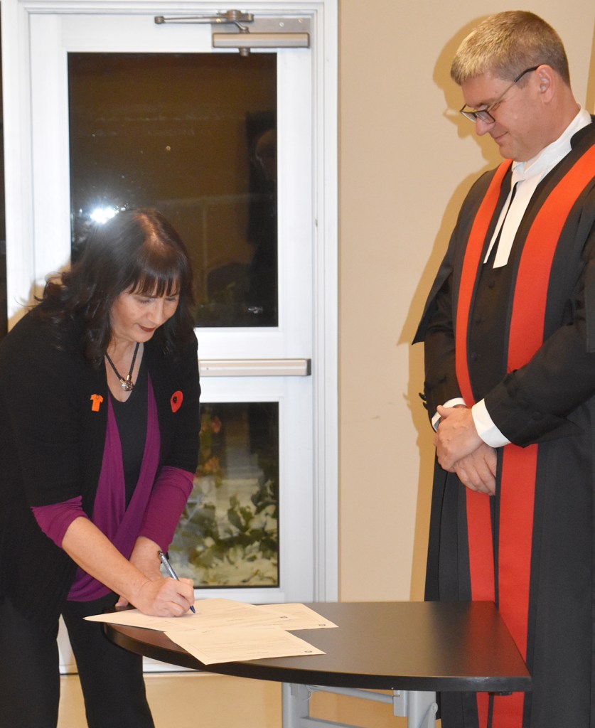 marianne-signing