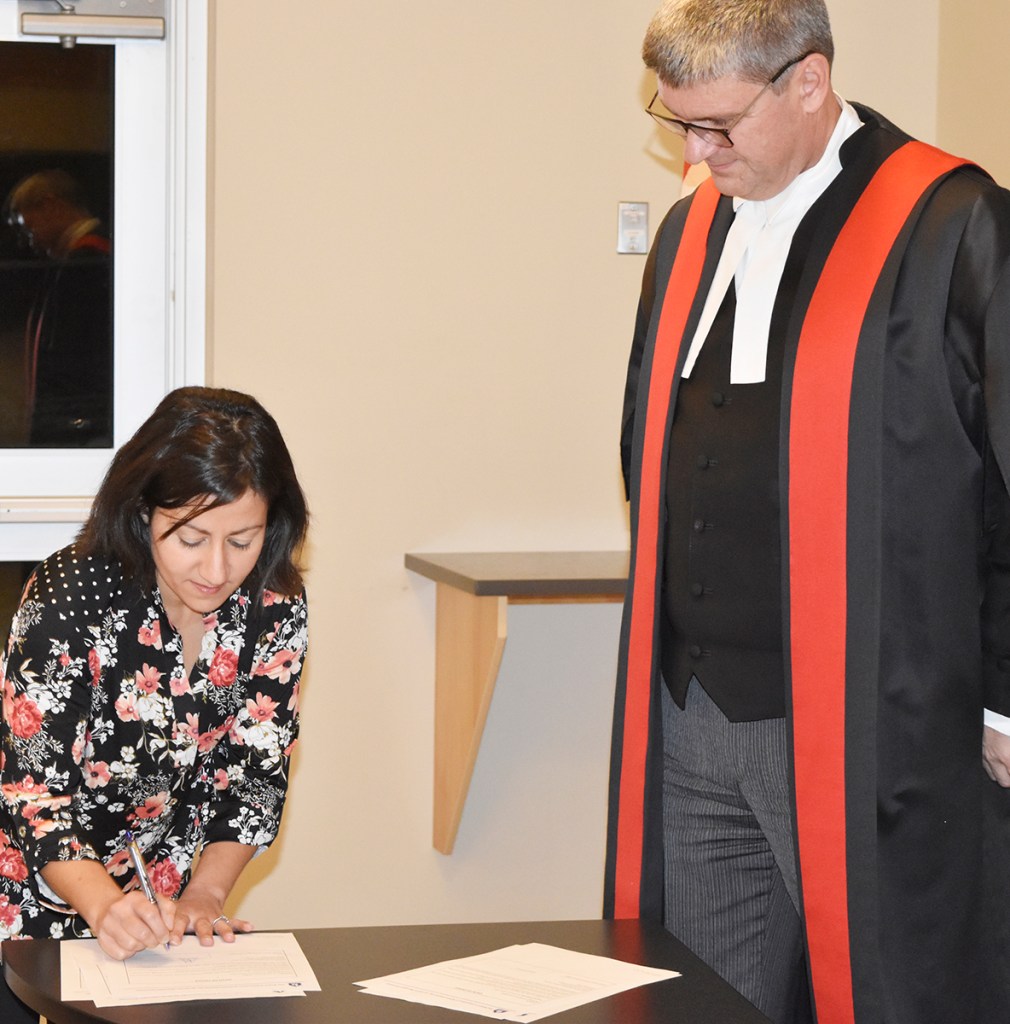 amanda-signing